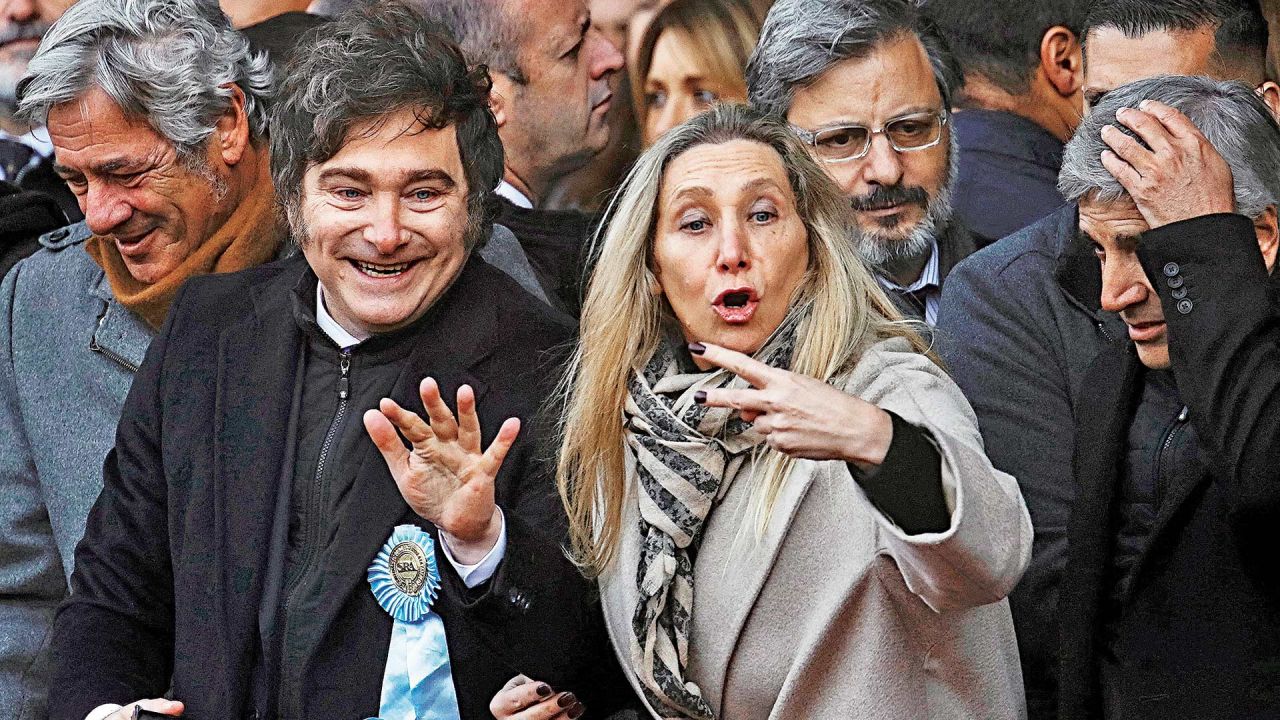 Los hermanos Javier y Karina Milei. | Foto:AFP.