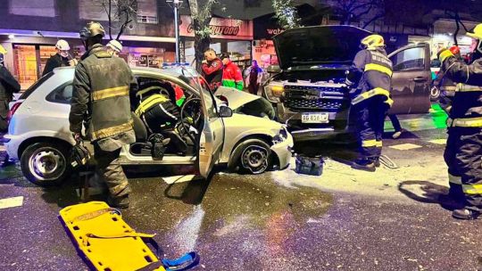 Iba a contramano en la avenida Forest, chocó a una camioneta