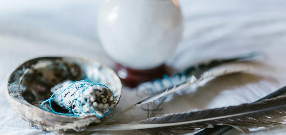 Mhoni Vidente lanza importantes predicciones de agosto y recomienda lucir estos colores para atraer suerte