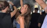 Adiós al little black dress: Pampita impone el vestido azul satinado como el nuevo infaltable