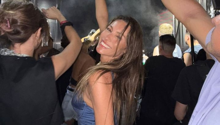 Adiós al little black dress: Pampita impone el vestido azul satinado como el nuevo infaltable