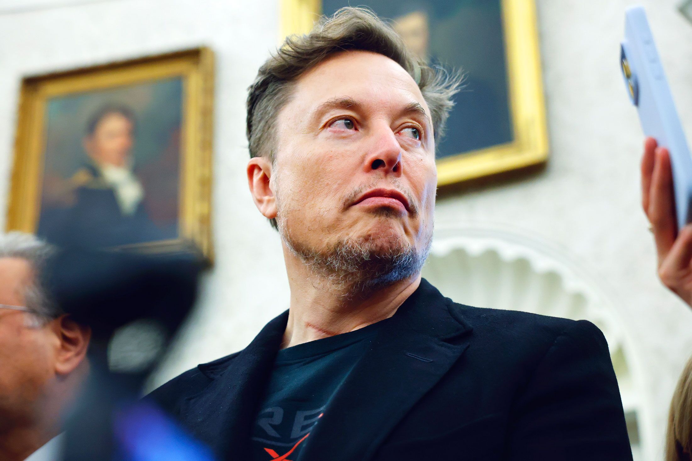 Elon Musk acusa a Apple y OpenAI de bloquear la competencia de su IA | Perfil