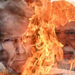 Activistas del Congreso queman una efigie del presidente estadounidense Donald Trump y del primer ministro indio Narendra Modi en protesta contra el acuerdo comercial entre India y Estados Unidos, después de que el primero impusiera aranceles del 25 % a los productos indios, durante una manifestación en Calcuta. | Foto:DIBYANGSHU SARKAR / AFP