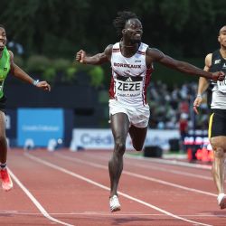 El atleta francés Ryan Zeze (centro), flanqueado por William Aguessy (izq.) y Jimmy Vicaut, cruza la línea de meta para ganar la final masculina de 100 metros en el Campeonato de Francia de Atletismo en Talence, a las afueras de Burdeos, en el suroeste de Francia. | Foto:ROMAIN PERROCHEAU / AFP