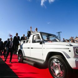 El Papa León XIV saluda a su llegada antes de oficiar una misa en el barrio romano de Tor Vergata, en el marco del Jubileo de la Juventud. | Foto:Filippo Monteforte / AFP