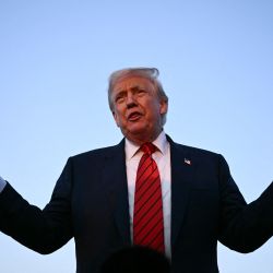 El presidente de Estados Unidos, Donald Trump, habla con los medios en el Aeropuerto Internacional de Lehigh Valley en Allentown, Pensilvania. | Foto:BRENDAN SMIALOWSKI / AFP