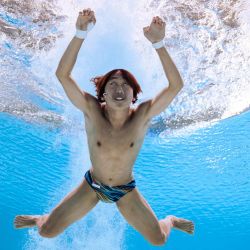 El saltador singapurense Lee Shen Oon Max compite en la ronda preliminar de la prueba masculina de saltos de plataforma de 10 m durante el Campeonato Mundial de Natación 2025 en Singapur. | Foto:FRANCOIS-XAVIER MARIT / AFP