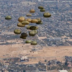 Esta foto, tomada sobre Gaza y difundida por el Ministerio de Defensa español, muestra la entrega de ayuda humanitaria desde un Airbus A400M Atlas del Ejército del Aire español sobre Gaza. | Foto:HANDOUT / Ministerio de Defensa español / AFP