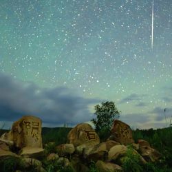 Imagen de larga exposición de una lluvia de meteoritos sobre el distrito de Yilan, en Harbin, en la provincia de Heilongjiang, en el noreste de China. | Foto:Xinhua/Chen Zhiguo