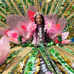 Imagen de una niña disfrazada posando para fotografías con su carroza durante el Gran Desfile del Carnaval Caribeño de Toronto 2025, en Toronto, Canadá. | Foto:Xinhua/Zou Zheng