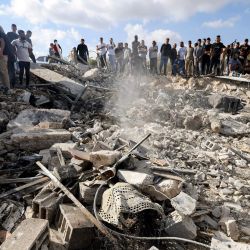 La gente busca entre los escombros de un edificio destruido los cuerpos de las víctimas enterradas allí, tras una operación militar israelí en la aldea de Mirka, a unos 12 kilómetros al suroeste de Yenín, en la Cisjordania ocupada. | Foto:JAAFAR ASHTIYEH / AFP