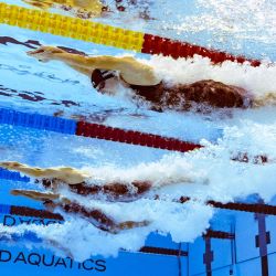 La nadadora estadounidense Katie Ledecky (arriba) y la nadadora canadiense Summer Mcintosh (centro) compiten en la final de los 800 m libres femeninos durante el Campeonato Mundial de Natación de 2025 en Singapur. | Foto:OLI SCARFF / AFP