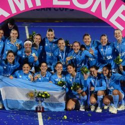 Las jugadoras argentinas posan para fotos con su trofeo tras ganar la final de la Copa Panamericana de hockey sobre césped femenino entre Argentina y Estados Unidos en la Cancha Celeste de Montevideo. | Foto:DANTE FERNANDEZ / AFP