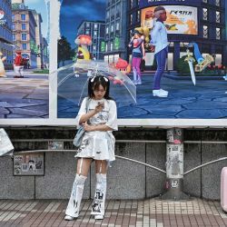 Mujeres jóvenes frente a un anuncio del gigante japonés de videojuegos Nintendo, frente a la estación de Shibuya, en el centro de Tokio. Nintendo reportó un aumento interanual del 132 % en sus ingresos trimestrales gracias a la Switch 2, que se convirtió en la consola de mayor venta en el mundo tras su lanzamiento en junio. | Foto:Richard A. Brooks / AFP