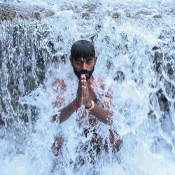 Un devoto se da un baño sagrado en el río Bagmati antes de ofrecer oraciones al dios hindú Shiva en el templo Pashupatinath durante las festividades de Shravan en las afueras de Katmandú, India. | Foto:PRAKASH MATHEMA / AFP