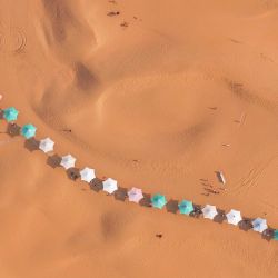 Vista aérea tomada con un dron de un paisaje de un área escénica desértica, en la bandera de Dalad de la ciudad de Erdos, en la región autónoma de Mongolia Interior, en el norte de China. | Foto:Xinhua/Lian Zhen