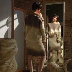 Suéter y falda tejido a dos agujas con lana de llama y oveja Andina,  intervenido con fieltro de vellón de lana merino, lo que logra una fusión de texturas y colores naturales de las materias primas (Uzal Sustentable). Abotinados de punta cuadrada realizado artesanalmente en cuero graneado natural de curtido vegetal argentino (Acento de autor). Aros de bronce reutilizado (Limido joyas).