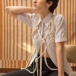 Camisa vintage de textil  ao´poí  customizada con un sistema corsetero realizado con termofusión de materiales fuera de uso más algodón y soga. Las técnicas empleadas con crochet, macramé y anudados (Velasco de autor). Pantalón pinzado 100% casimir de lana (Higo Buenos Aires). Mocasín de cuero con detalles cosidos a mano. (ZouXou). Aros de alpaca y plata reutilizada (Limido Joyas).