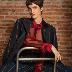 Abrigo Awana en telar manual, hilado con pura lana de oveja nativa. Camisa Chloe en gasa de seda. Pantalón Puna tiro alto en tejido de telar manual en pura lana nativa (Manto). Aros de alpaca y plata reutilizada (Limido Joyas).