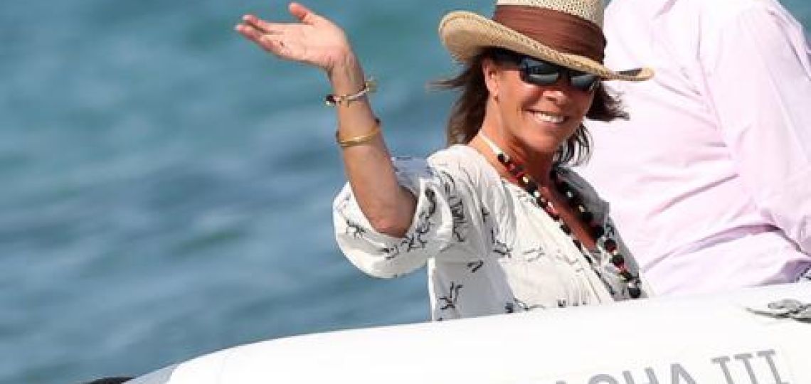 El cubre traje de baño blanco de Carolina de Mónaco marca el rumbo de la moda de verano