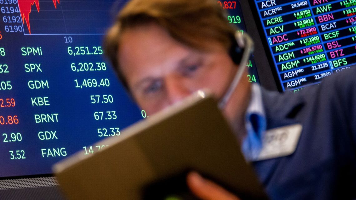 El mercado espera anuncios clave para revertir la turbulencia, tras el rojo generalizado de ayer