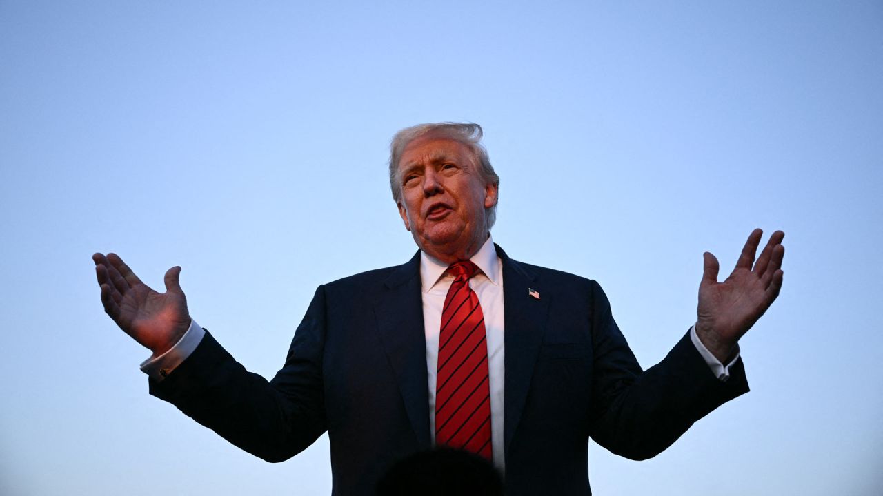 El presidente de Estados Unidos, Donald Trump, habla con los medios en el Aeropuerto Internacional de Lehigh Valley en Allentown, Pensilvania. | Foto:BRENDAN SMIALOWSKI / AFP