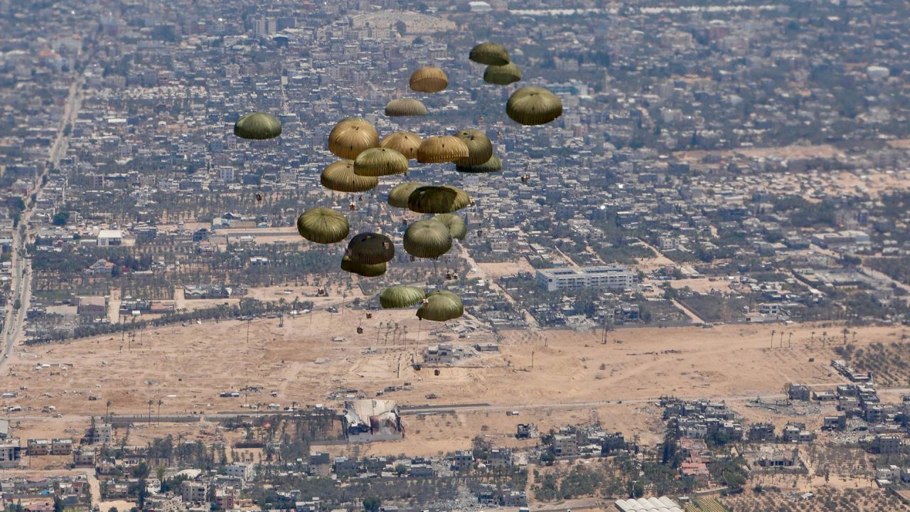 Esta foto, tomada sobre Gaza y difundida por el Ministerio de Defensa español, muestra la entrega de ayuda humanitaria desde un Airbus A400M Atlas del Ejército del Aire español sobre Gaza. | Foto:HANDOUT / Ministerio de Defensa español / AFP
