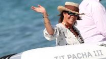 El cubre traje de baño blanco de Carolina de Mónaco marca el rumbo de la moda de verano