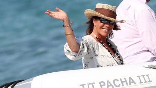 El cubre traje de baño blanco de Carolina de Mónaco marca el rumbo de la moda de verano