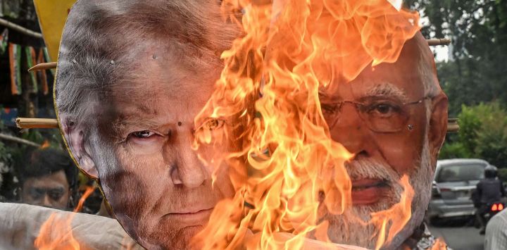 Activistas del Congreso queman una efigie del presidente estadounidense Donald Trump y del primer ministro indio Narendra Modi en protesta contra el acuerdo comercial entre India y Estados Unidos, después de que el primero impusiera aranceles del 25 % a los productos indios, durante una manifestación en Calcuta.