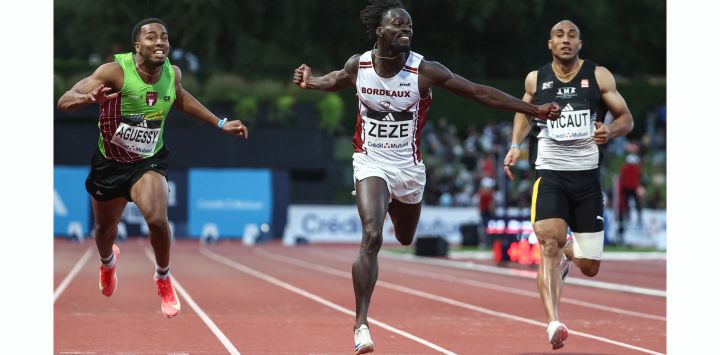 El atleta francés Ryan Zeze (centro), flanqueado por William Aguessy (izq.) y Jimmy Vicaut, cruza la línea de meta para ganar la final masculina de 100 metros en el Campeonato de Francia de Atletismo en Talence, a las afueras de Burdeos, en el suroeste de Francia.