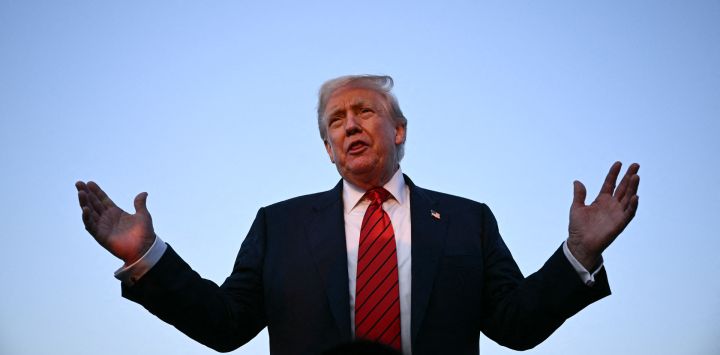 El presidente de Estados Unidos, Donald Trump, habla con los medios en el Aeropuerto Internacional de Lehigh Valley en Allentown, Pensilvania.