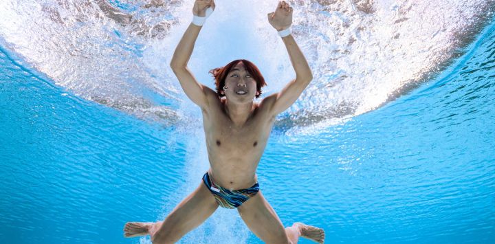 El saltador singapurense Lee Shen Oon Max compite en la ronda preliminar de la prueba masculina de saltos de plataforma de 10 m durante el Campeonato Mundial de Natación 2025 en Singapur.