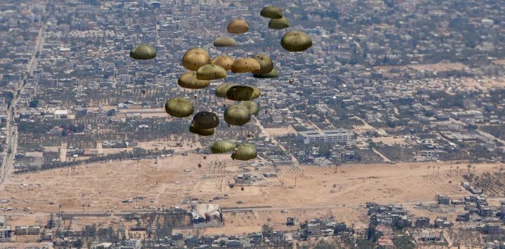 Esta foto, tomada sobre Gaza y difundida por el Ministerio de Defensa español, muestra la entrega de ayuda humanitaria desde un Airbus A400M Atlas del Ejército del Aire español sobre Gaza.