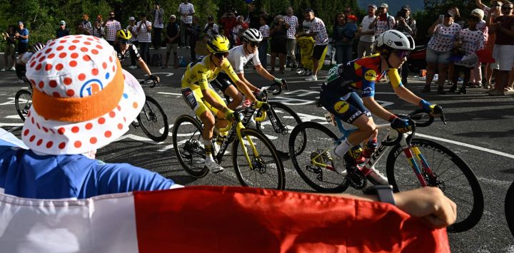 La afición anima a la líder de la clasificación general, Pauline Ferrand-Prevot, del equipo Visma | Lease a Bike, en el ascenso al puerto de Corbier (1230 m) con la neozelandesa Mary Niamh Fisher Black (d), de Lidl-Trek, durante la novena y última etapa (de 9) de la cuarta edición del Tour de Francia femenino, de 124,1 km entre Praz-sur-Arly y Chatel, en Chatel, este de Francia.