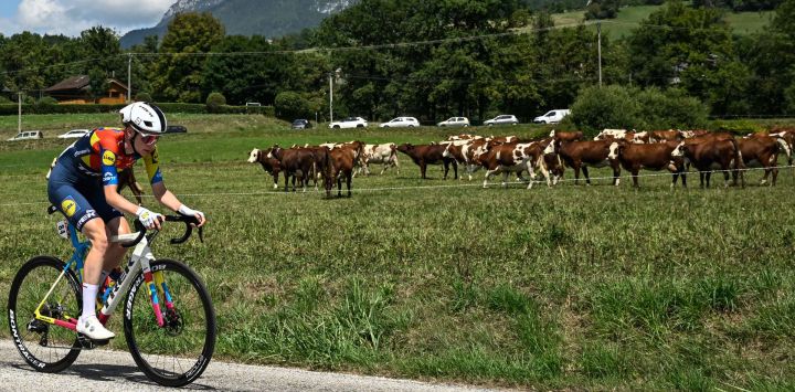 La ciclista neerlandesa de Trek, Riejanne Markus, participa en una escapada durante la octava etapa (de 9) de la cuarta edición del Tour de Francia femenino, una carrera ciclista de 111,9 km entre Chambéry y Saint-François-Longchamp, cerca de La Compote, en el sureste de Francia.