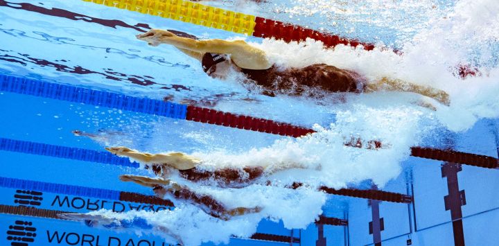 La nadadora estadounidense Katie Ledecky (arriba) y la nadadora canadiense Summer Mcintosh (centro) compiten en la final de los 800 m libres femeninos durante el Campeonato Mundial de Natación de 2025 en Singapur.