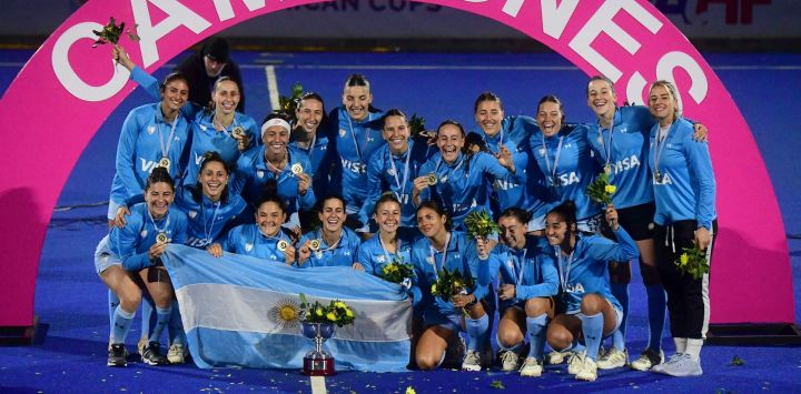 Las jugadoras argentinas posan para fotos con su trofeo tras ganar la final de la Copa Panamericana de hockey sobre césped femenino entre Argentina y Estados Unidos en la Cancha Celeste de Montevideo.