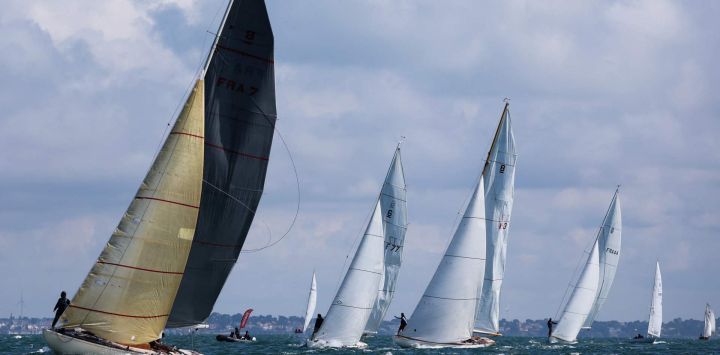 Los barcos participan en la 26ª edición de la Regata Clásica de Noirmoutier en la bahía de Bourgneuf, cerca de la isla de Noirmoutier.