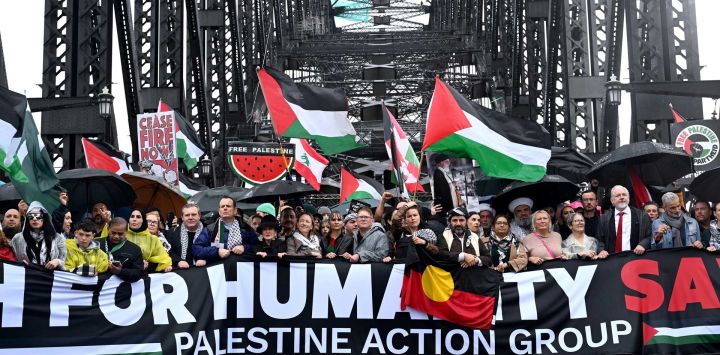 Manifestantes marchan por el Puente del Puerto de Sídney durante una manifestación pro palestina contra las acciones de Israel y la escasez de alimentos en la Franja de Gaza, en Sídney.