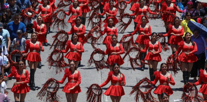 Porristas participan en un desfile durante la inauguración de la temporada vacacional de las Fiestas Agostinas, en el departamento de San Salvador, El Salvador.
