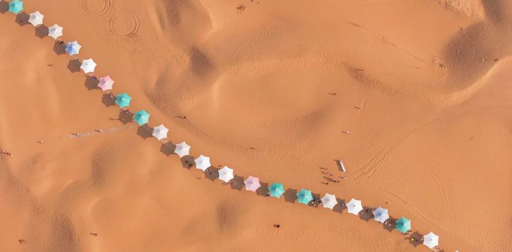 Vista aérea tomada con un dron de un paisaje de un área escénica desértica, en la bandera de Dalad de la ciudad de Erdos, en la región autónoma de Mongolia Interior, en el norte de China.