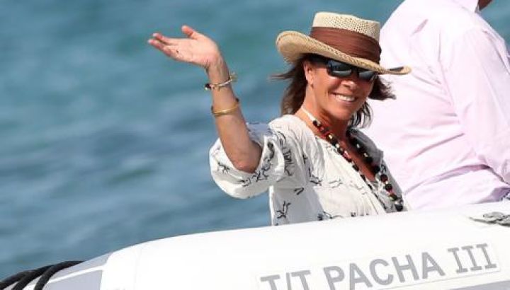 El cubre traje de baño blanco de Carolina de Mónaco marca el rumbo de la moda de verano