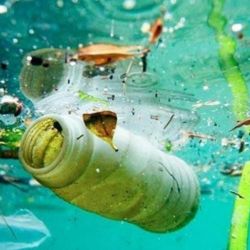 Entre 4,8 y 12,7 millones de toneladas de plástico acaban cada año en los océanos.