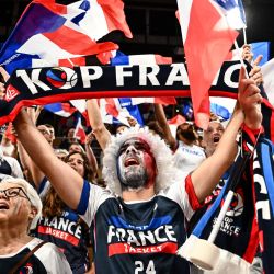 Aficionados franceses animan durante un partido de basquet entre Francia y Montenegro como preparación para el EuroBasket 2025 en el Vendespace de Mouilleron-le-Captif, en el oeste de Francia. | Foto:Sébastien Salom-Gomis / AFP