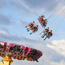 Imagen de personas disfrutando de los juegos mecánicos en la feria "Sivarland", por la temporada vacacional de las Fiestas Agostinas, en el departamento de San Salvador, capital de El Salvador. | Foto:Xinhua/Alexander Peña