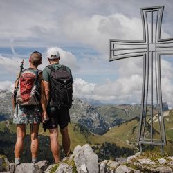 Patrick y Cathy, ambos de 58 años, posan en la cima del pico Wandflue, en los Alpes berneses, sobre Jaun, cantón de Friburgo. Cathy Rotzetter y Patrick se conocieron hace ocho meses: a través de un mensaje dejado en la cima de una montaña suiza. | Foto:GABRIEL MONNET / AFP