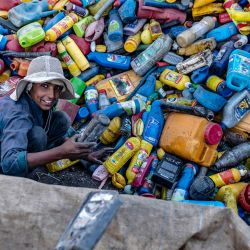 Un trabajador afgano clasifica latas de plástico reciclables en una planta de reciclaje a las afueras de Kabul. | Foto:WAKIL KOHSAR / AFP