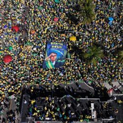 Vista aérea de simpatizantes del expresidente brasileño Jair Bolsonaro durante una manifestación en su favor en la playa de Copacabana, Río de Janeiro, Brasil. | Foto:IVAN PISARENKO / AFP