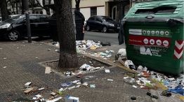 Multas de hasta $900 mil en CABA para quienes revuelvan contenedores